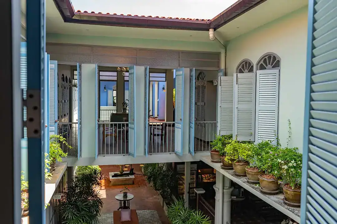 memory-on-on-hotel-courtyard