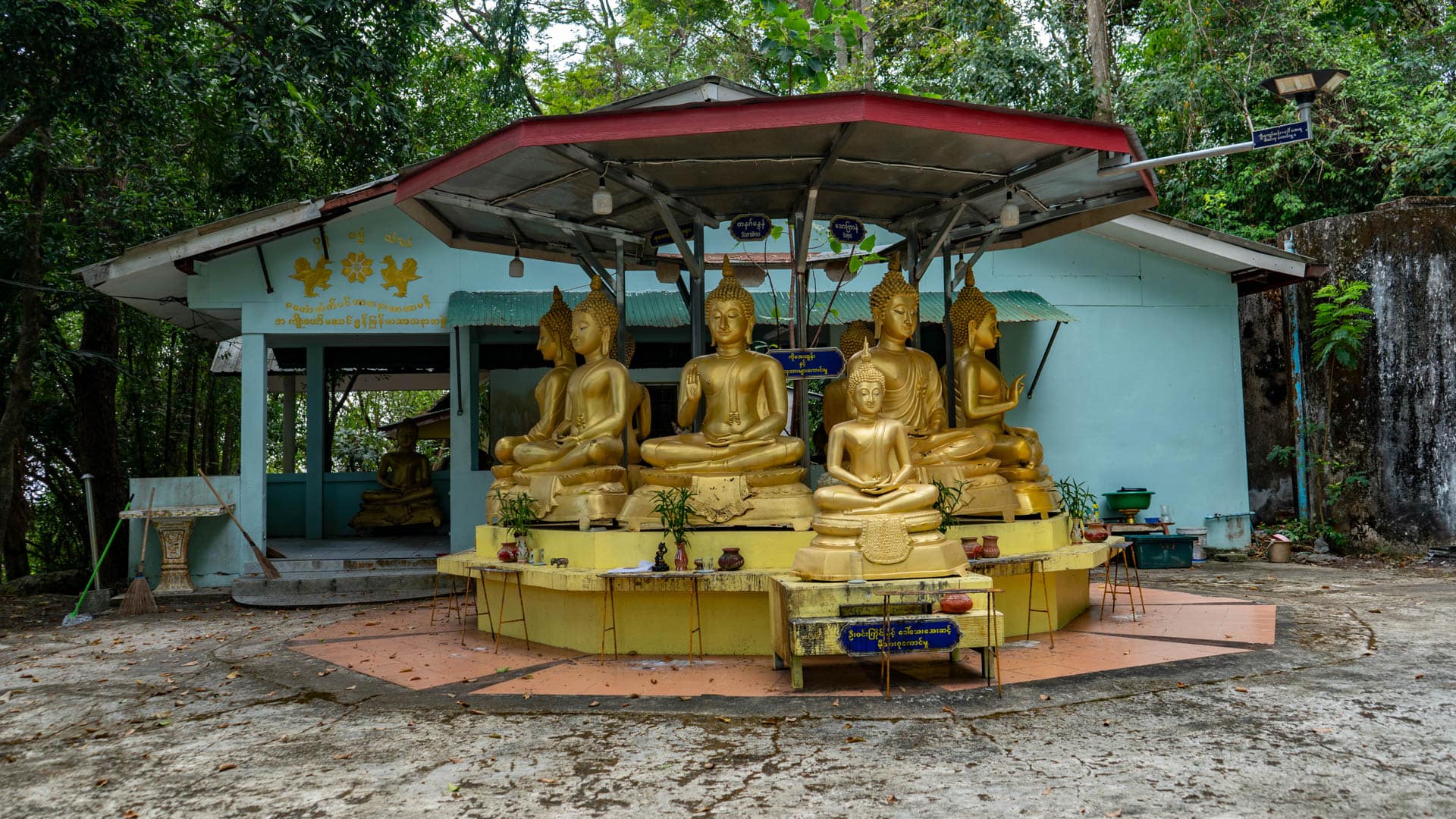 Circular shrine platform with seated Buddha statues at Wat Ban Koh Sirey
